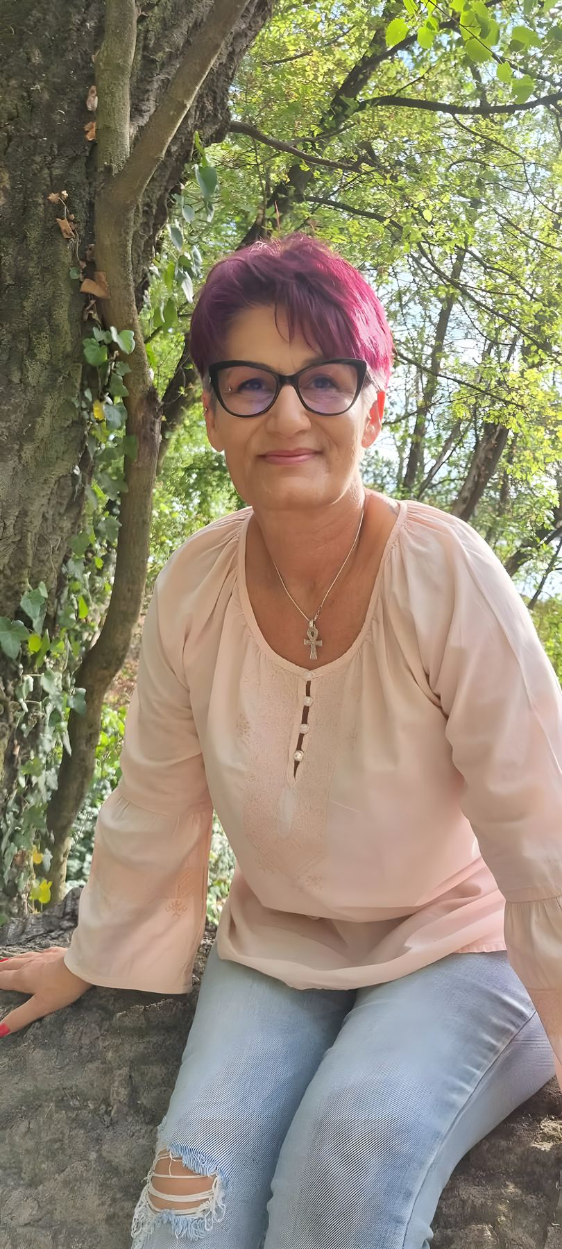 Németh Márta gyásztanácsadó a szabadban